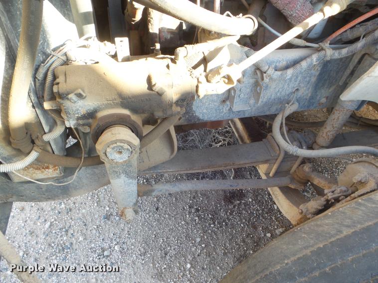 image for item DA7640 2004 International 9200i semi truck