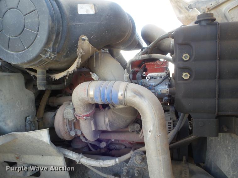 image for item DA7640 2004 International 9200i semi truck