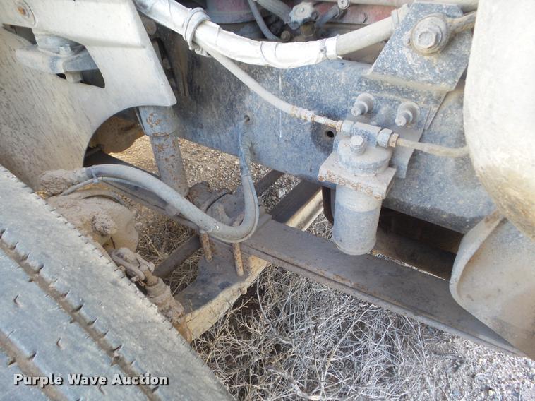 image for item DA7640 2004 International 9200i semi truck