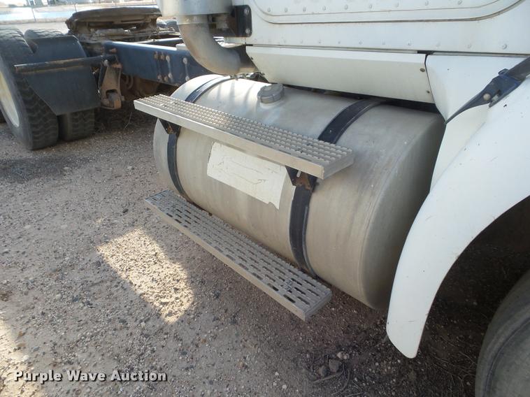 image for item DA7640 2004 International 9200i semi truck