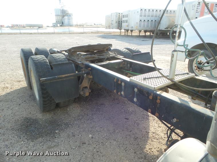 image for item DA7640 2004 International 9200i semi truck