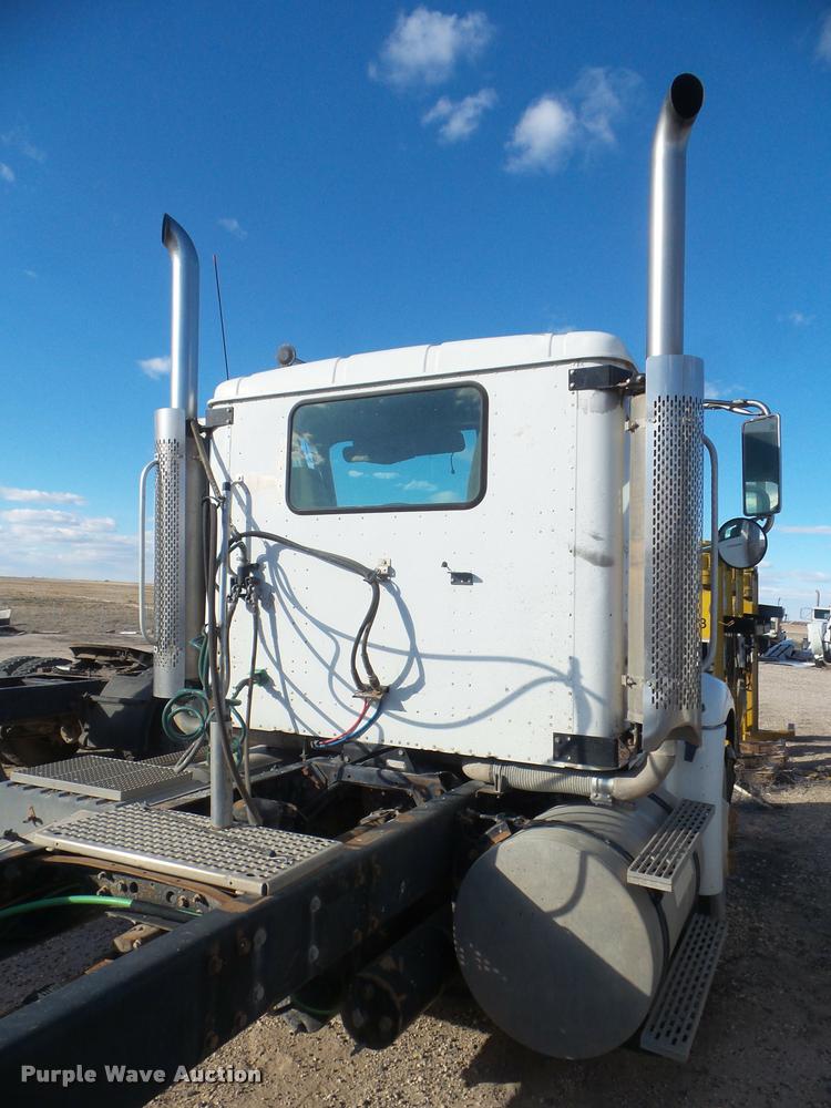 image for item DA7640 2004 International 9200i semi truck