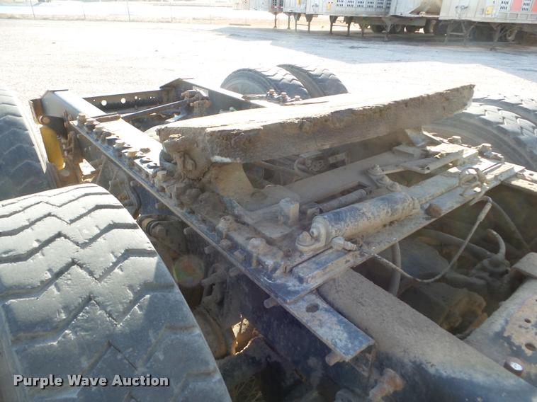 image for item DA7640 2004 International 9200i semi truck