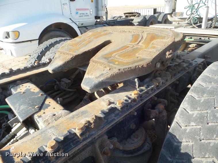 image for item DA7640 2004 International 9200i semi truck