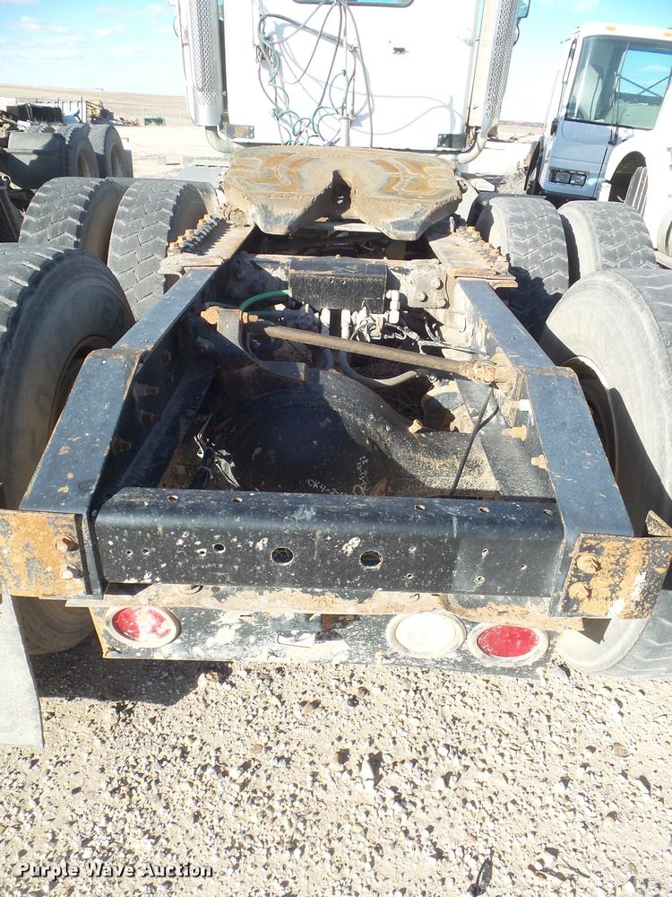 image for item DA7640 2004 International 9200i semi truck