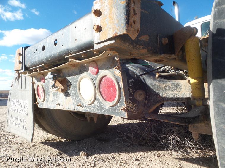 image for item DA7640 2004 International 9200i semi truck