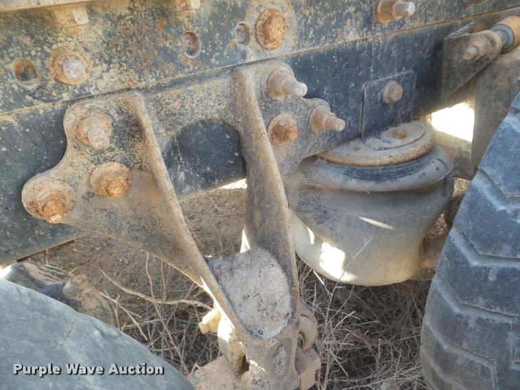 image for item DA7640 2004 International 9200i semi truck