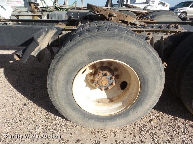 image for item DA7640 2004 International 9200i semi truck