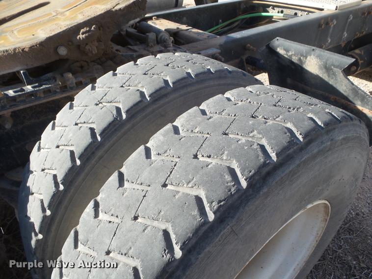 image for item DA7640 2004 International 9200i semi truck