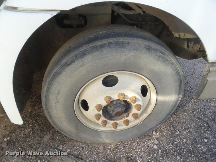 image for item DA7640 2004 International 9200i semi truck