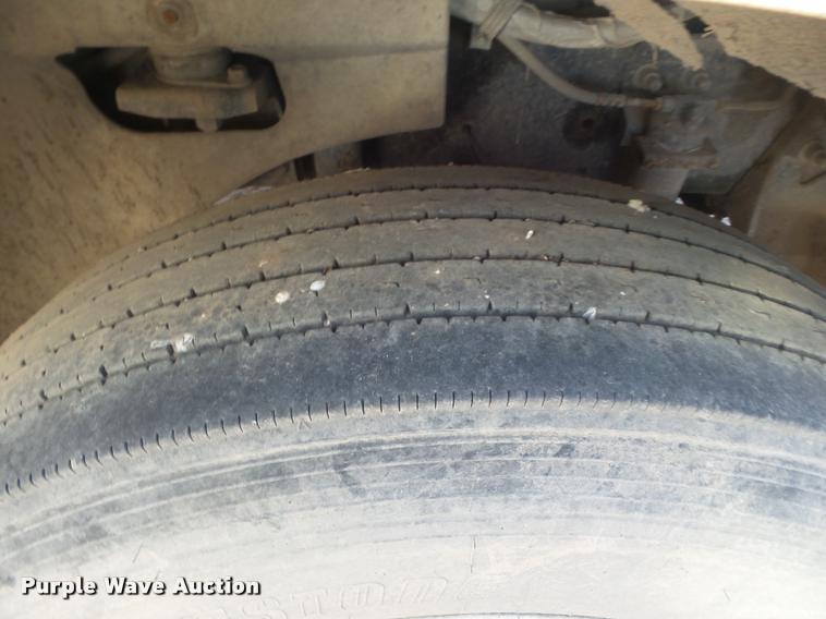 image for item DA7640 2004 International 9200i semi truck