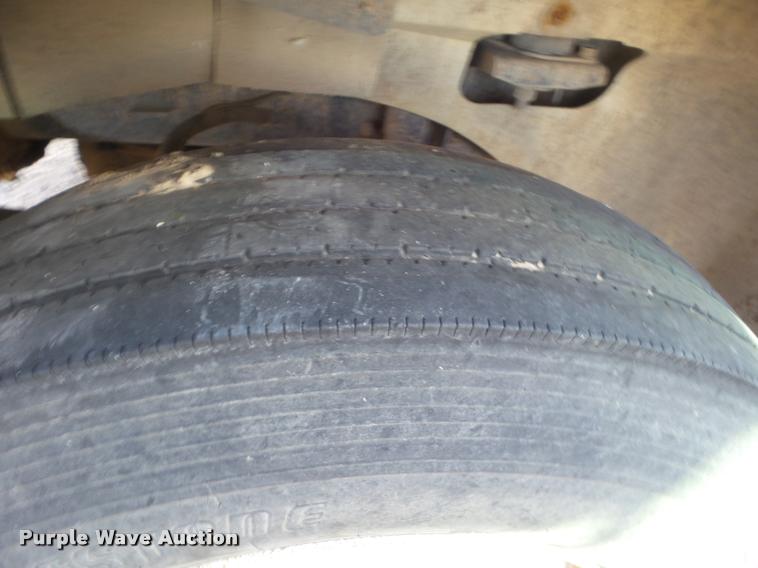 image for item DA7640 2004 International 9200i semi truck