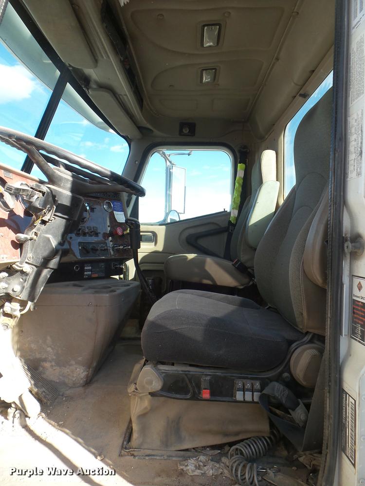 image for item DA7641 2005 International 9200i semi truck