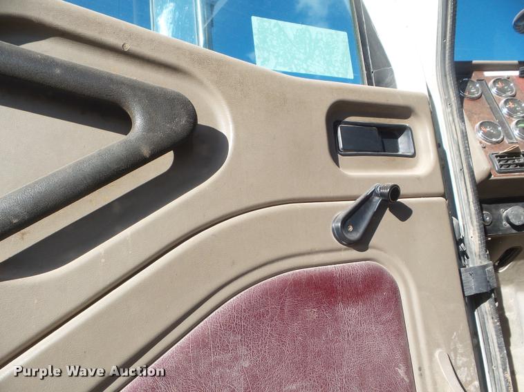 image for item DA7641 2005 International 9200i semi truck