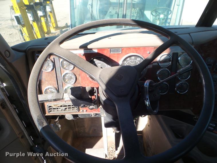 image for item DA7641 2005 International 9200i semi truck