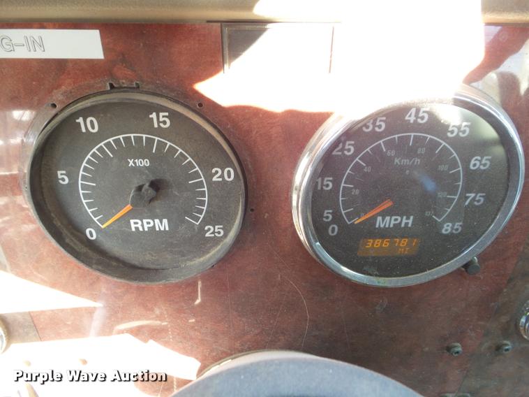 image for item DA7641 2005 International 9200i semi truck