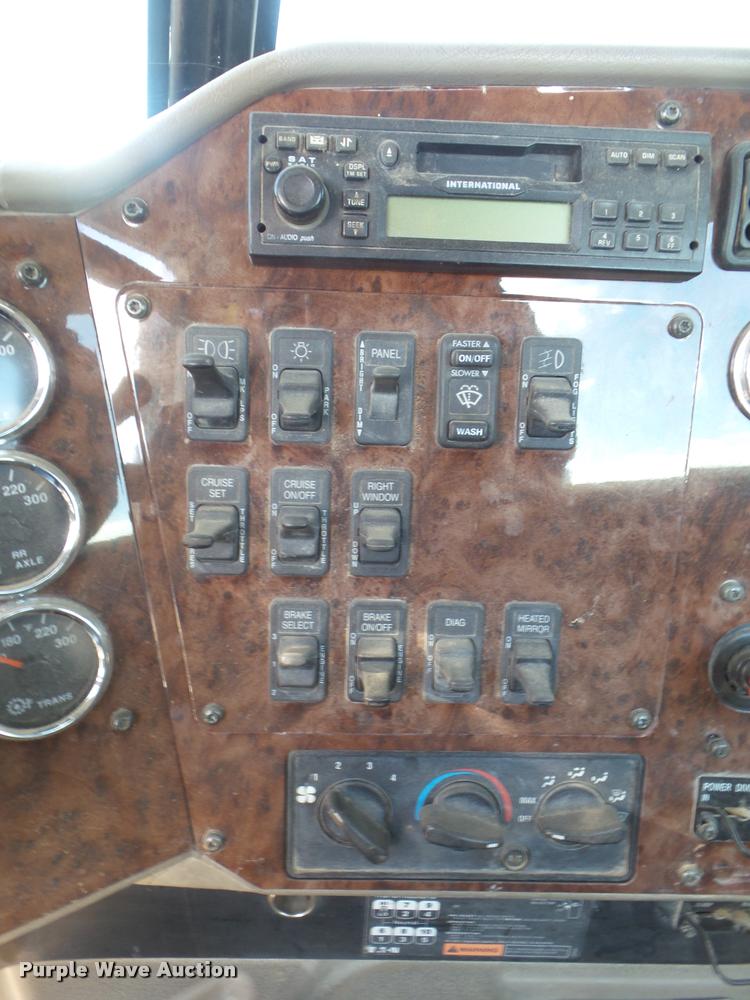 image for item DA7641 2005 International 9200i semi truck