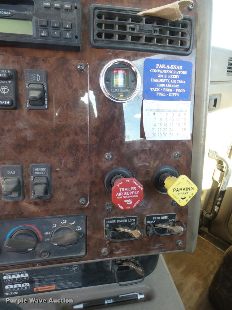 image for item DA7641 2005 International 9200i semi truck