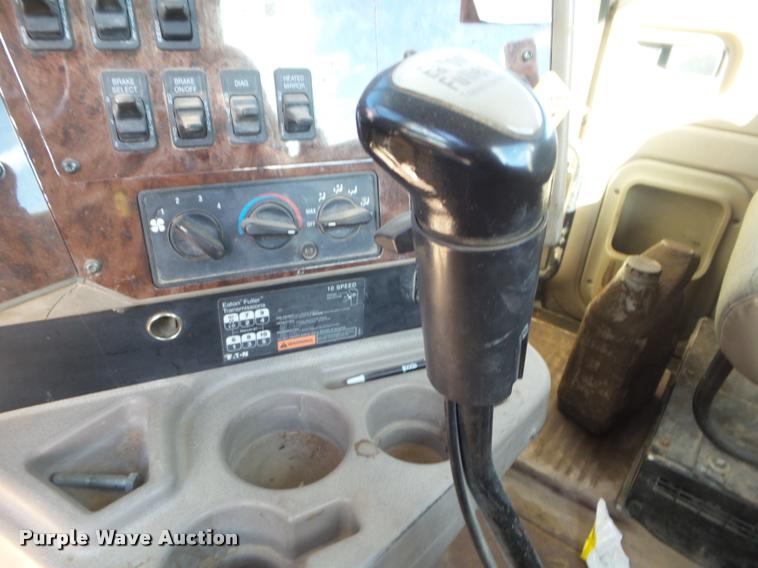 image for item DA7641 2005 International 9200i semi truck