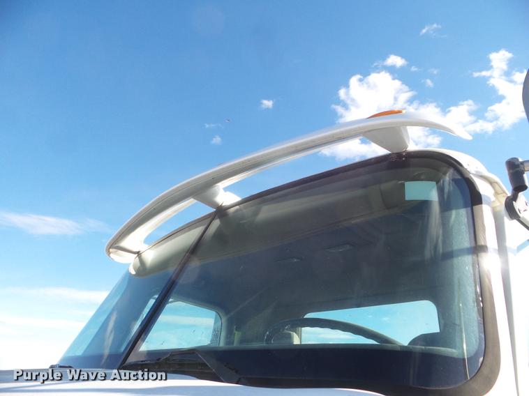 image for item DA7641 2005 International 9200i semi truck