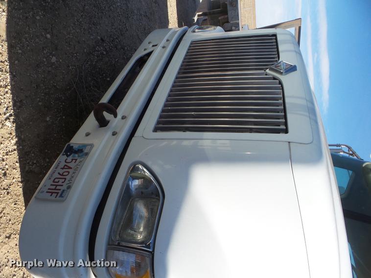 image for item DA7641 2005 International 9200i semi truck