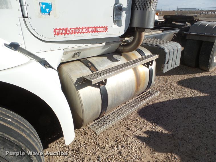 image for item DA7641 2005 International 9200i semi truck