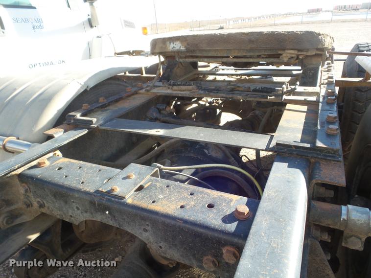 image for item DA7641 2005 International 9200i semi truck