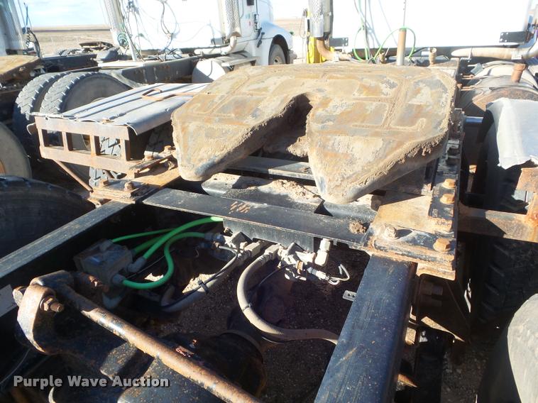 image for item DA7641 2005 International 9200i semi truck