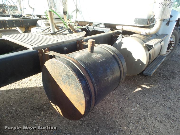 image for item DA7641 2005 International 9200i semi truck