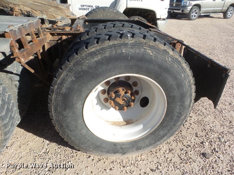 image for item DA7641 2005 International 9200i semi truck