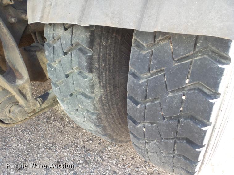 image for item DA7641 2005 International 9200i semi truck