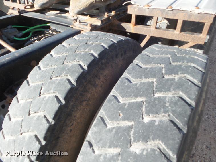 image for item DA7641 2005 International 9200i semi truck