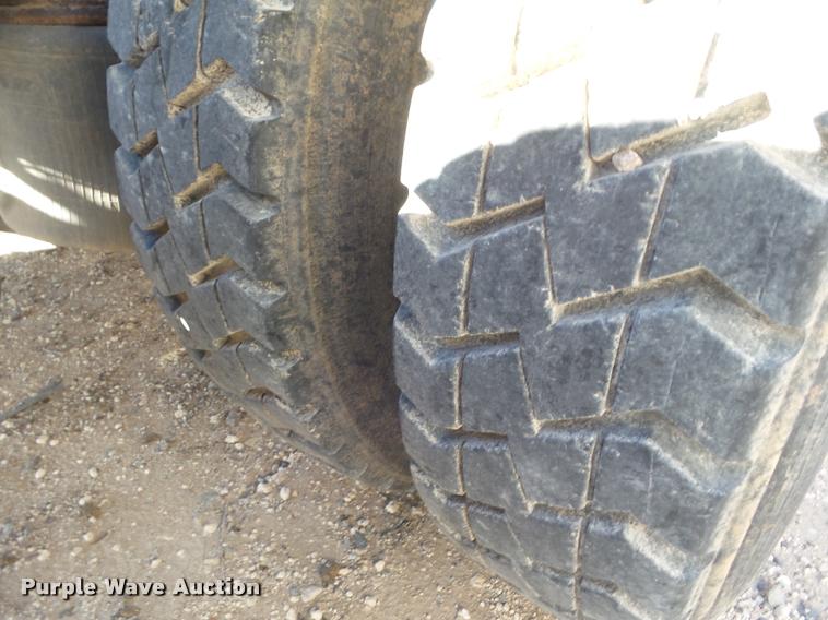 image for item DA7641 2005 International 9200i semi truck