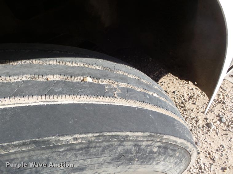 image for item DA7641 2005 International 9200i semi truck