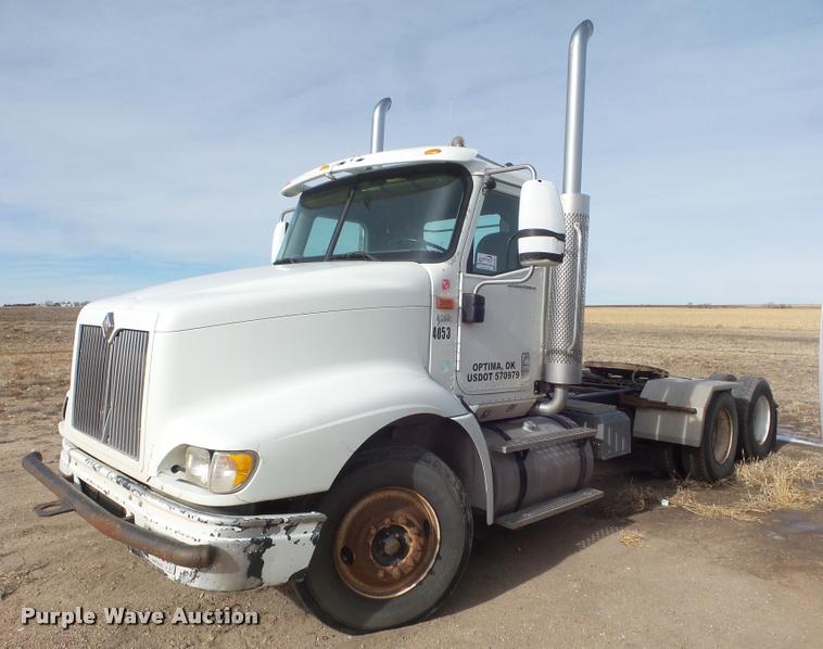 image for item DA7657 2003 International 9200i semi truck