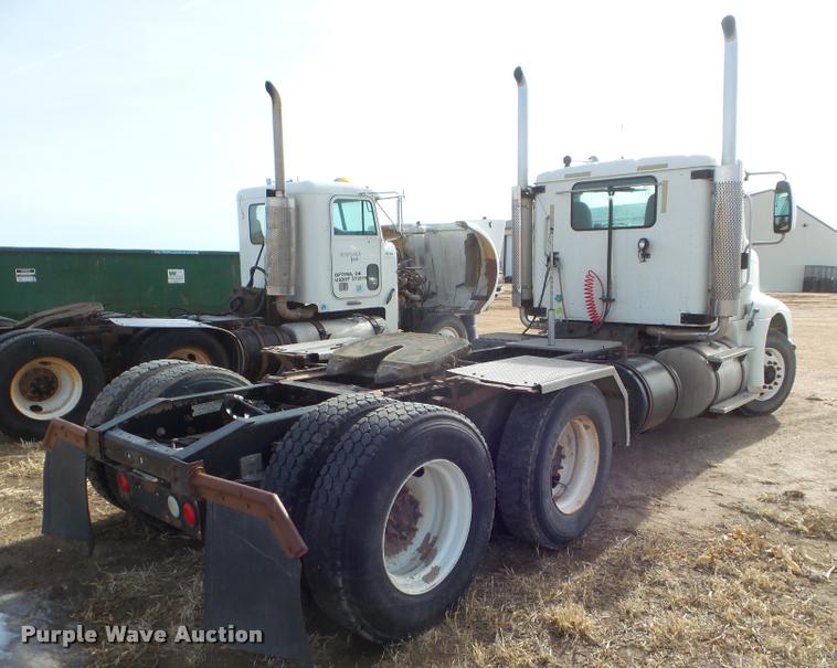 image for item DA7657 2003 International 9200i semi truck