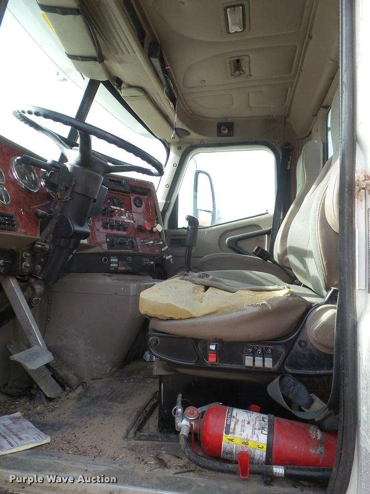 image for item DA7657 2003 International 9200i semi truck