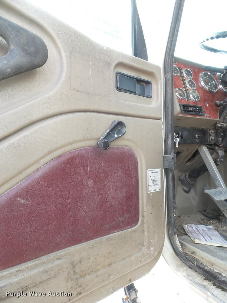 image for item DA7657 2003 International 9200i semi truck