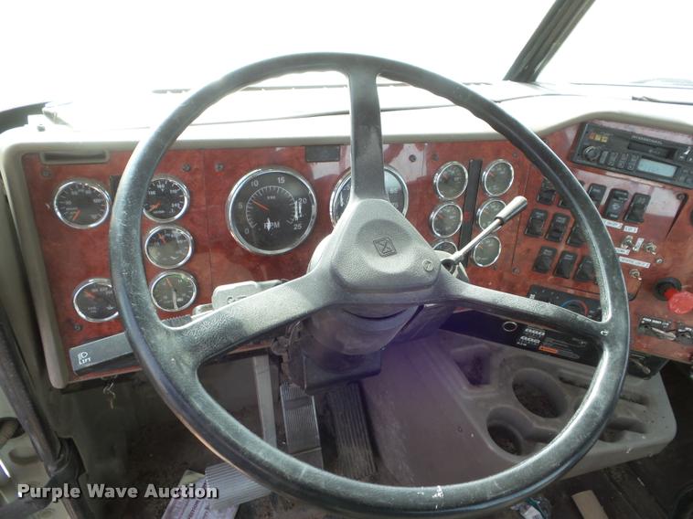 image for item DA7657 2003 International 9200i semi truck