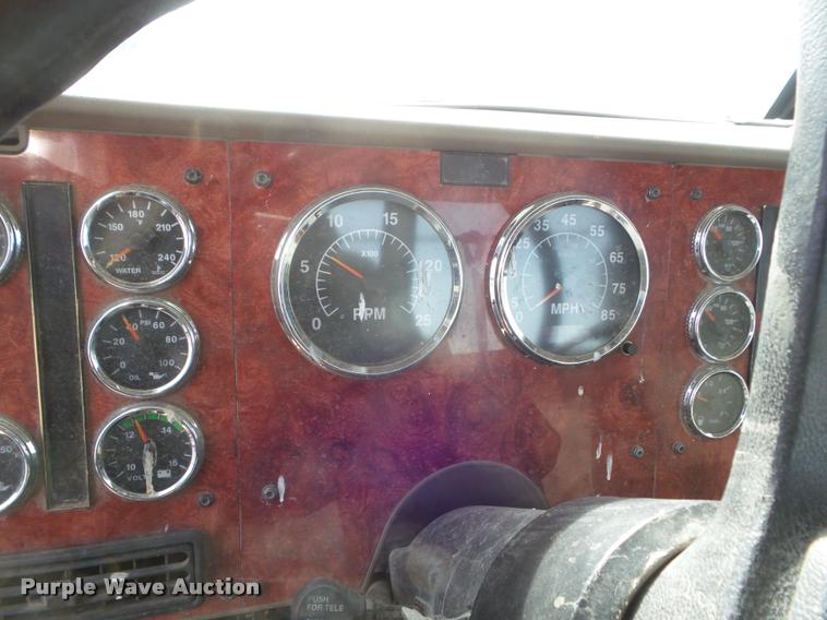 image for item DA7657 2003 International 9200i semi truck