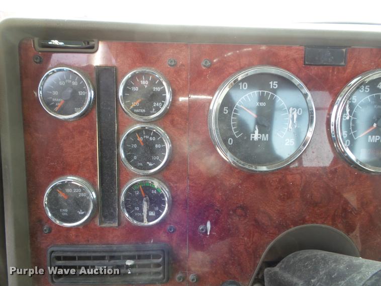 image for item DA7657 2003 International 9200i semi truck