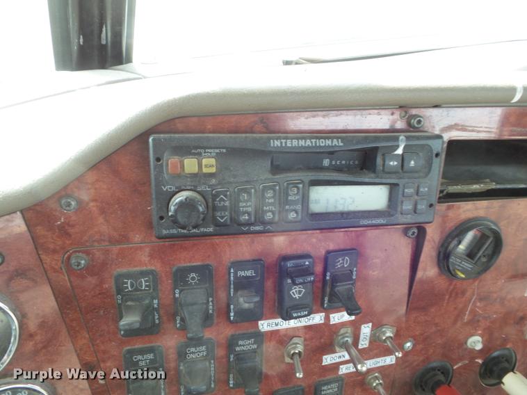 image for item DA7657 2003 International 9200i semi truck