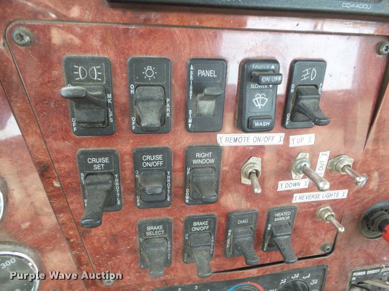 image for item DA7657 2003 International 9200i semi truck