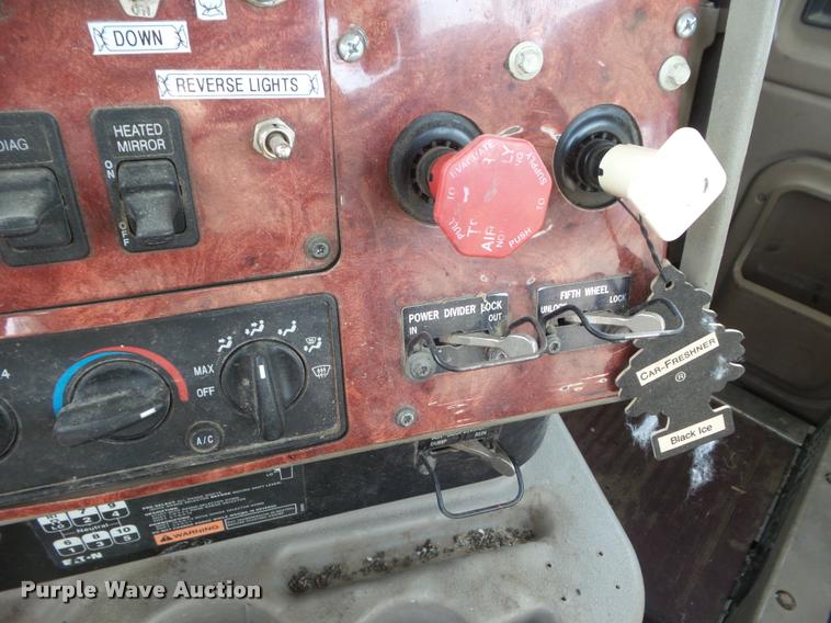 image for item DA7657 2003 International 9200i semi truck