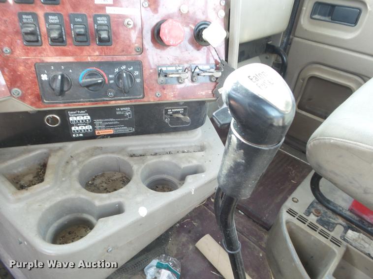 image for item DA7657 2003 International 9200i semi truck