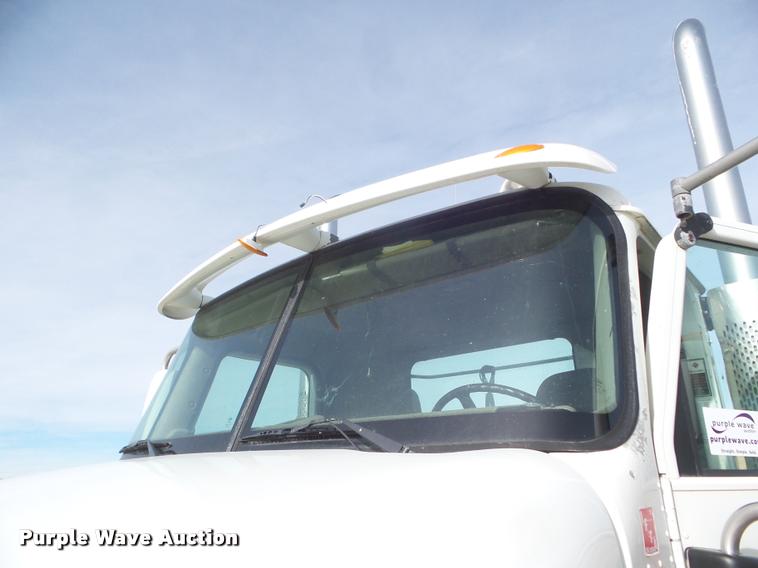 image for item DA7657 2003 International 9200i semi truck