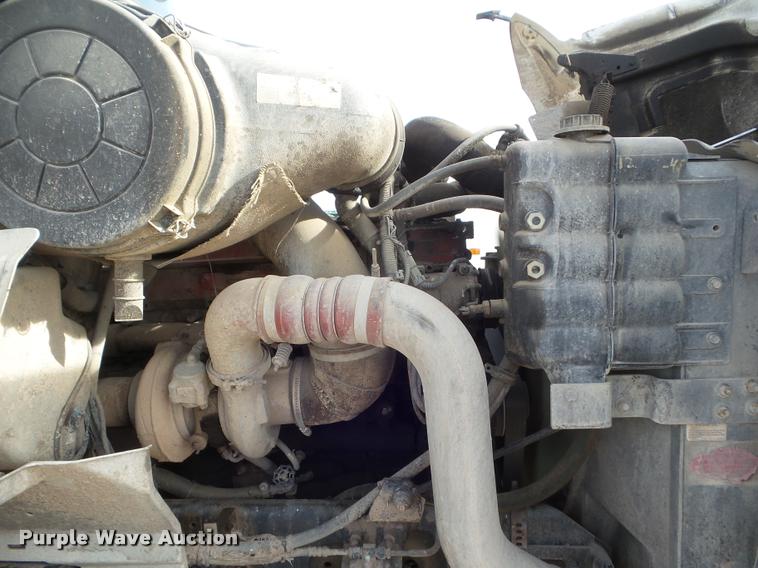 image for item DA7657 2003 International 9200i semi truck