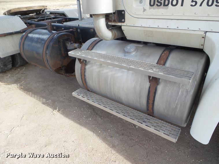 image for item DA7657 2003 International 9200i semi truck