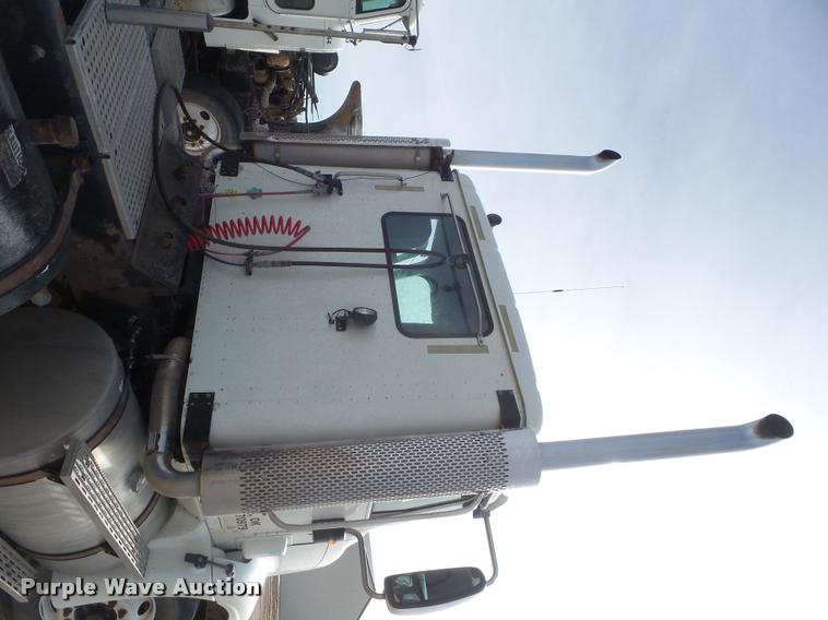 image for item DA7657 2003 International 9200i semi truck