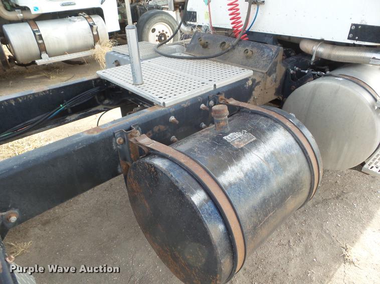 image for item DA7657 2003 International 9200i semi truck